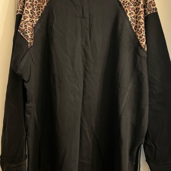 NWT Umgee black & cheetah print sweatshirt. Zipper sides. Size L. - Picture 4 of 5
